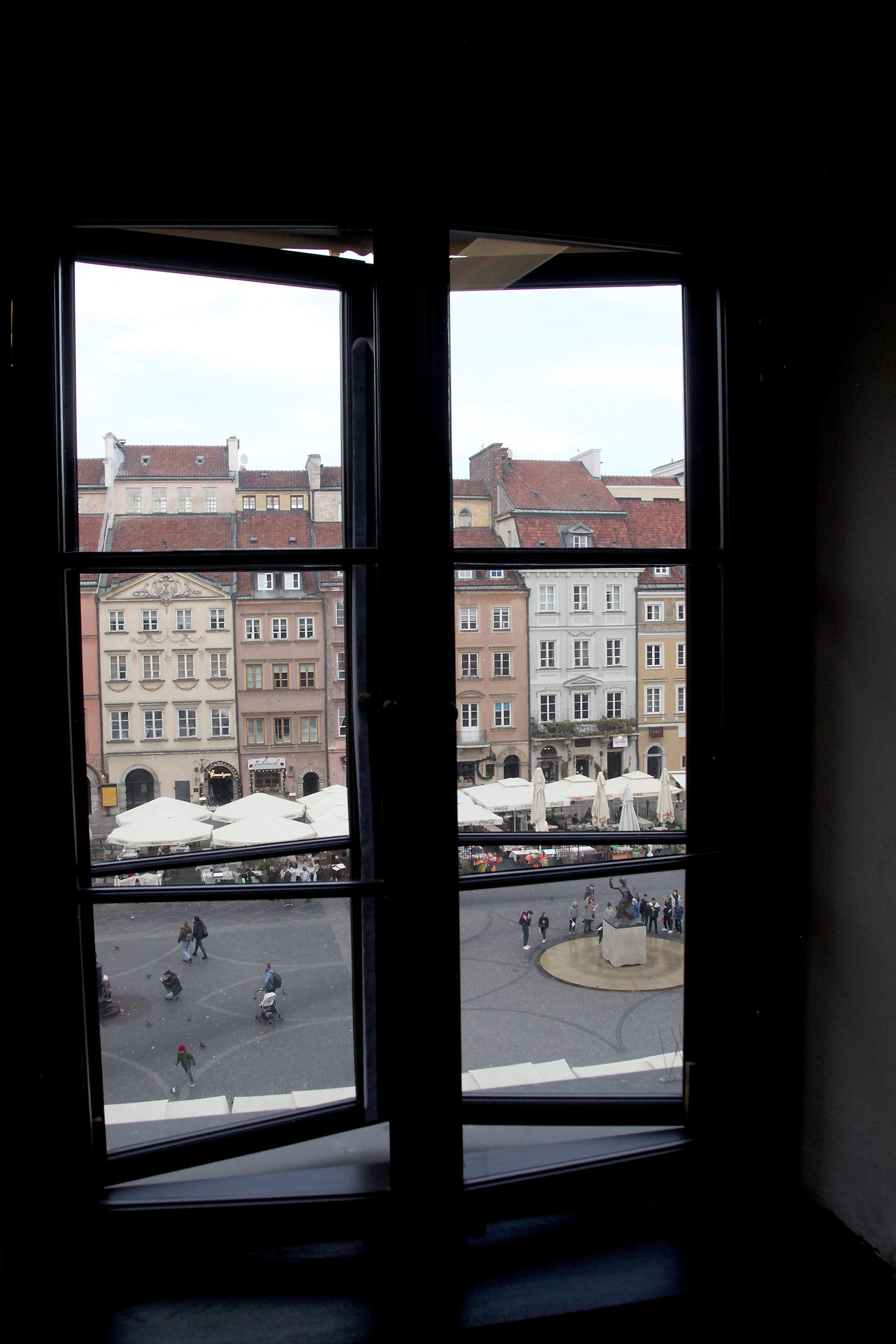 Fotografia. Widok z okna Biblioteki ZKP na Rynek Starego Miasta